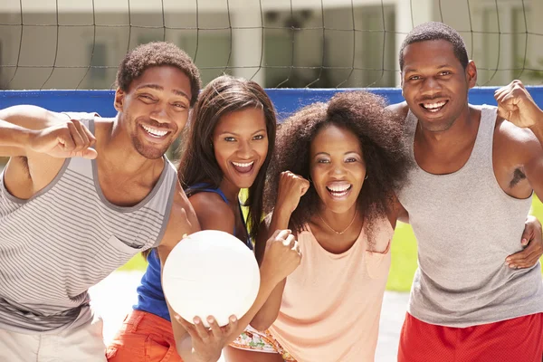 Amigos jugando partido de voleibol — Foto de Stock