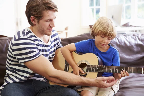 Far med Son spela gitarr — Stockfoto