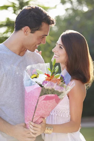 Man vrouw bloemen geven — Stockfoto