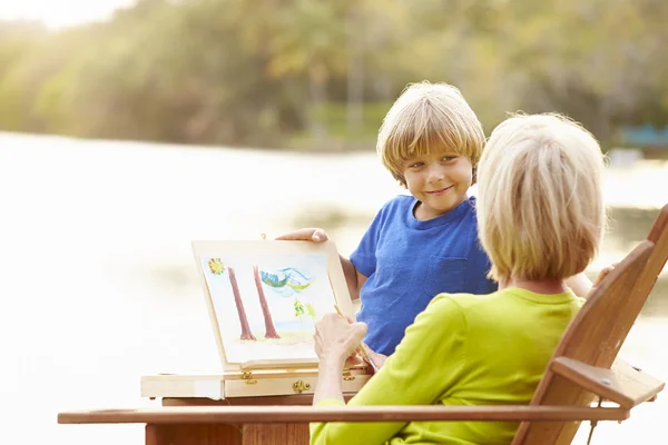 Mormor med sonson målning — Stockfoto