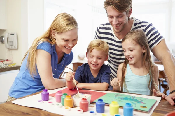 Föräldrar målning bild med barn — Stockfoto