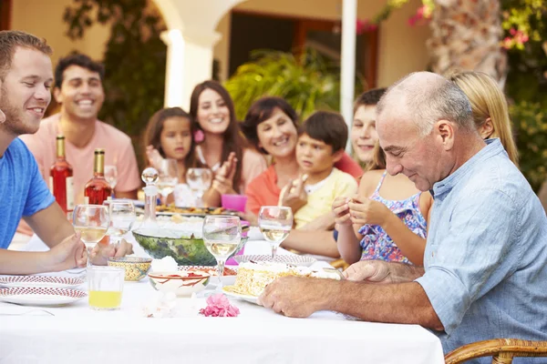 Große Familie feiert Geburtstag — Stockfoto