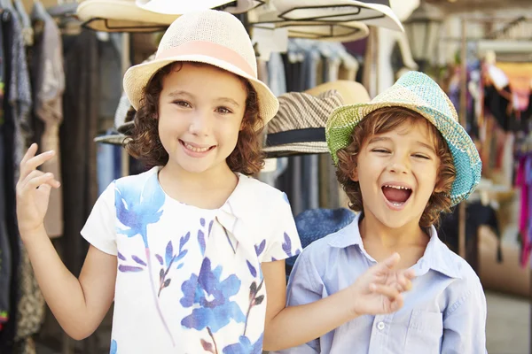 Barn försöker på hattar — Stockfoto