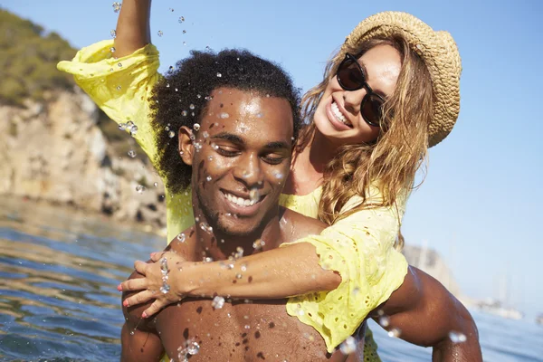 Casal se divertindo no mar — Fotografia de Stock