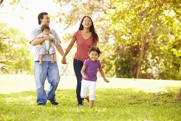 Familj med barn i park — Stockfoto