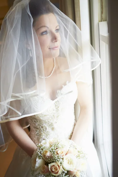 Belle mariée tenant Bouquet — Photo