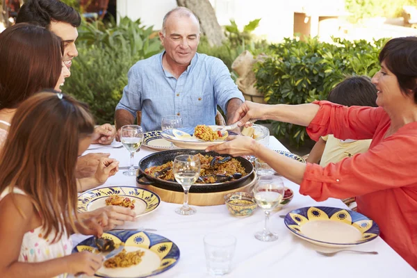 Mehrgenerationenfamilie genießt Essen — Stockfoto
