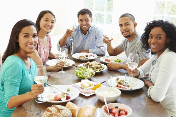 Vänner njuter av måltid — Stockfoto