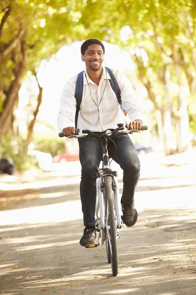 Joven ciclismo a lo largo — Foto de Stock