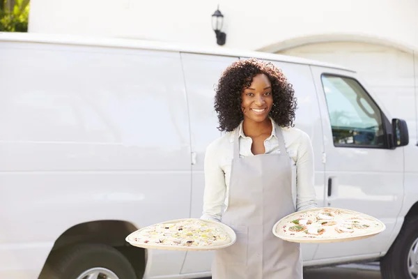 Frau liefert Pizza aus — Stockfoto