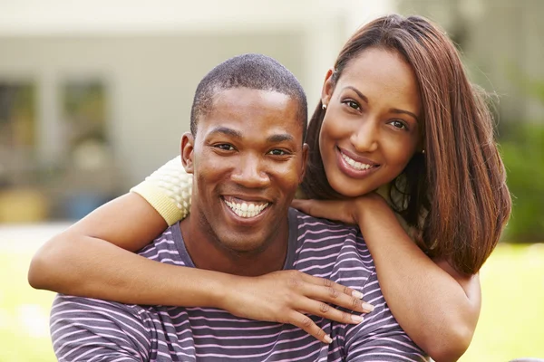 Feliz pareja joven — Foto de Stock