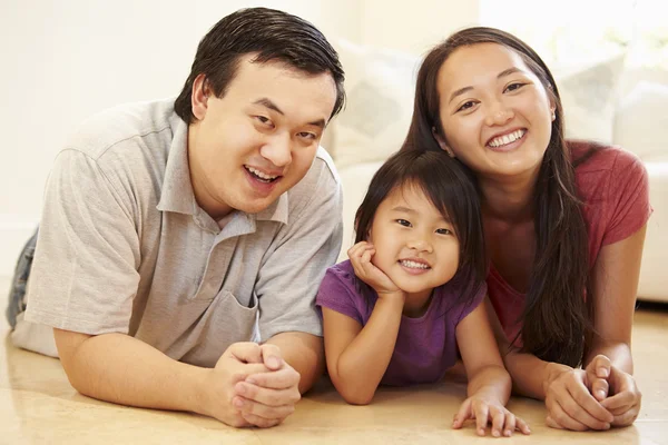 Familie liegt auf dem Boden — Stockfoto