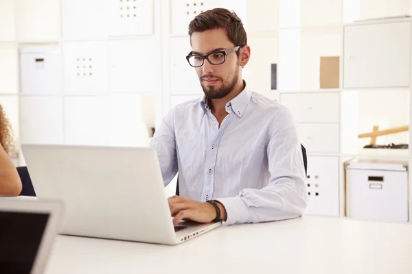 Biznesmen korzystający z laptopa — Zdjęcie stockowe