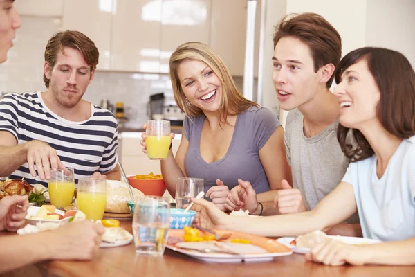 Jóvenes amigos disfrutando de la comida — Foto de Stock