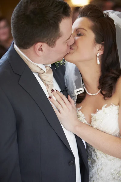 Bruid en bruidegom op bruiloft — Stockfoto