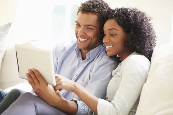 Pareja usando tableta digital —  Fotos de Stock