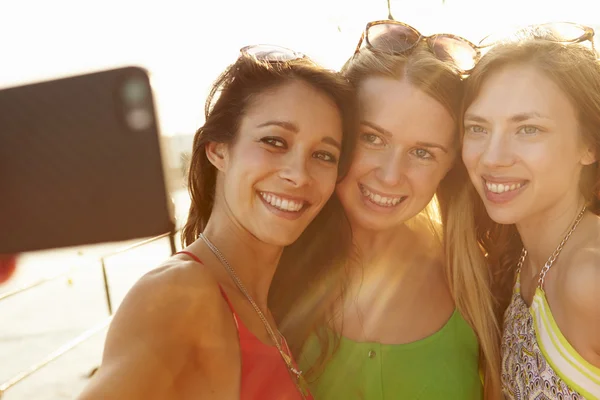 Kvinnliga vänner på semester — Stockfoto