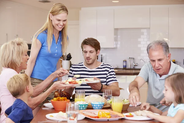 Família de várias gerações desfrutando da refeição — Fotografia de Stock
