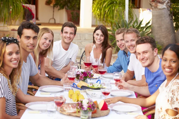 Jóvenes amigos disfrutando de la comida — Foto de Stock