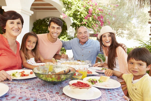 Mehrgenerationenfamilie genießt Essen — Stockfoto