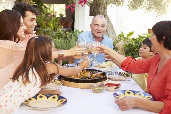 Mehrgenerationenfamilie stößt an — Stockfoto