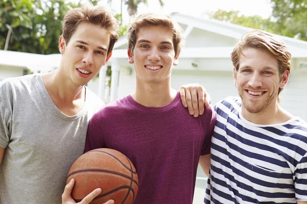 Jonge mannen die basketbal spelen — Stockfoto