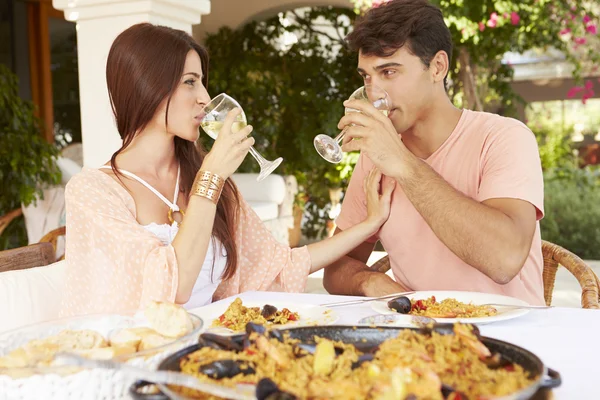 Hispanic Couple Enjoying Outdoor Meal — Stock Photo, Image