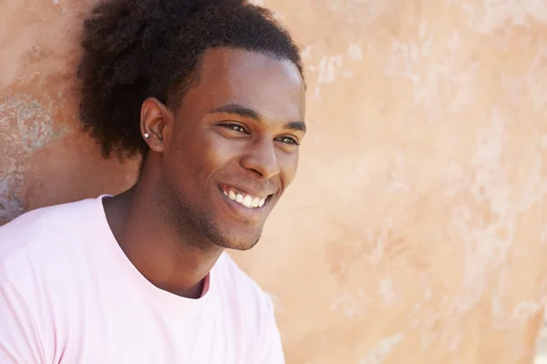 Smiling Man Leaning Against Wall — Stock Photo, Image