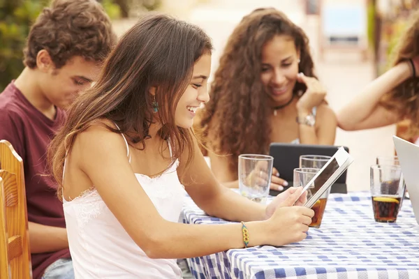 Teenager-Freunde sitzen im Café — Stockfoto