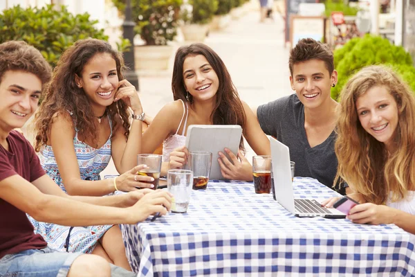 Jeugdvrienden met digitale apparaten — Stockfoto