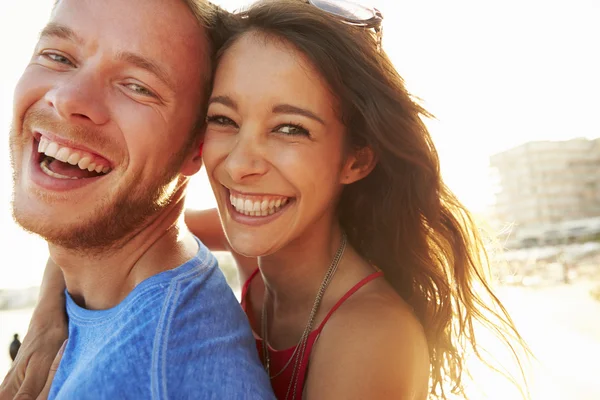 Jovem casal se divertindo — Fotografia de Stock