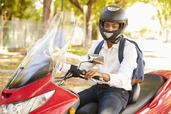 Mężczyzna jazdy motor skuter — Zdjęcie stockowe
