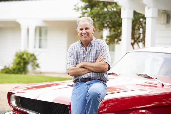 Homem sênior com carro restaurado — Fotografia de Stock