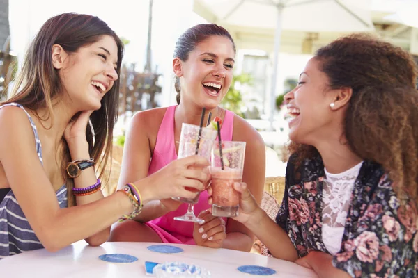 Женские друзья пьют коктейли — стоковое фото