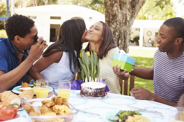 Amigos celebrando cumpleaños — Foto de Stock