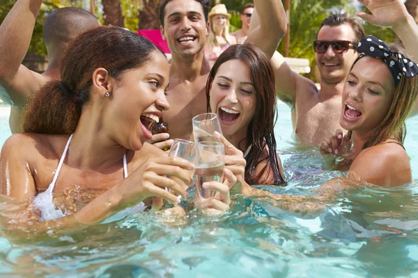 Freunde feiern im Pool — Stockfoto