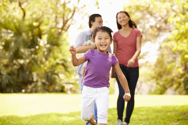 Famiglia con bambini nel parco — Foto Stock