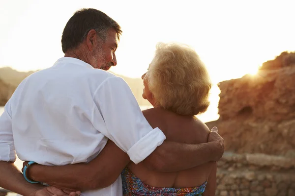 Senior paar kijken naar zonsondergang — Stockfoto