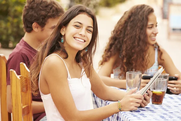 Teenager-Freunde sitzen im Café — Stockfoto