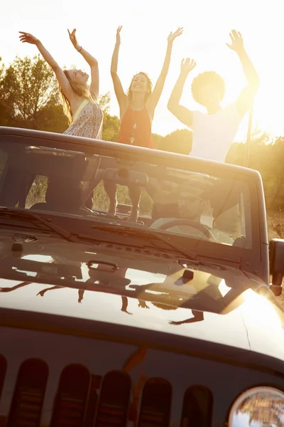 Три женщины танцуют в машине — стоковое фото