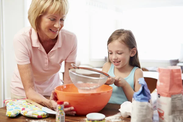 Mormor och barnbarn bakning — Stockfoto