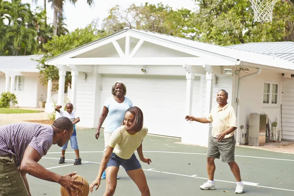 Famiglia multi generazione che gioca a basket — Foto Stock