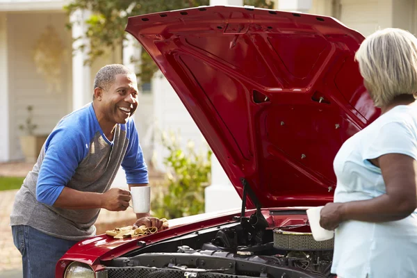 Pareja mayor trabajando en el coche — Foto de Stock