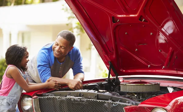 Großvater und Enkelin mit Auto — Stockfoto