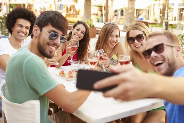 Amici che prendono selfie durante il pranzo — Foto Stock