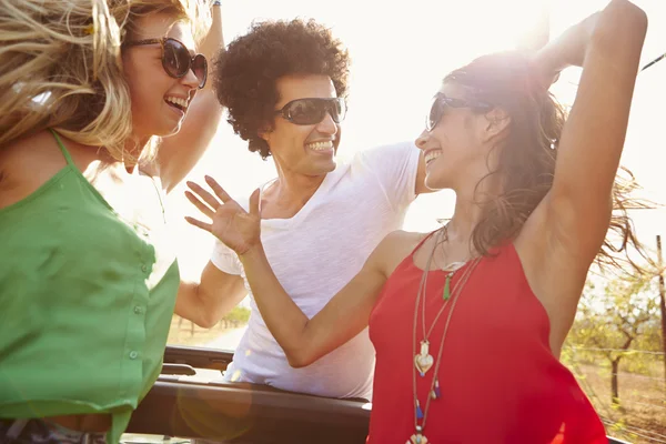 Jóvenes amigos bailando en coche —  Fotos de Stock