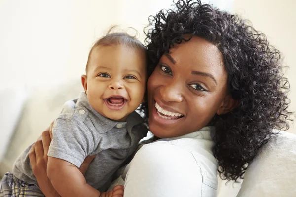 Mãe brincando com o bebê filho — Fotografia de Stock