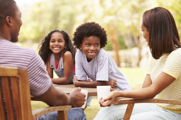 Ouders ontspannen terwijl de kinderen spelen — Stockfoto