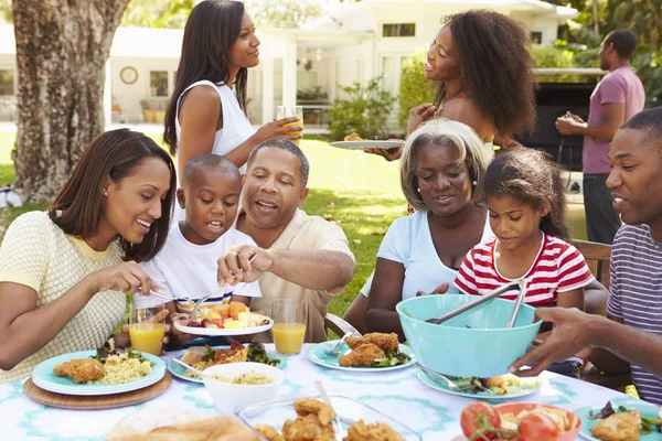 Familia multi generación disfrutando de la comida — Foto de Stock