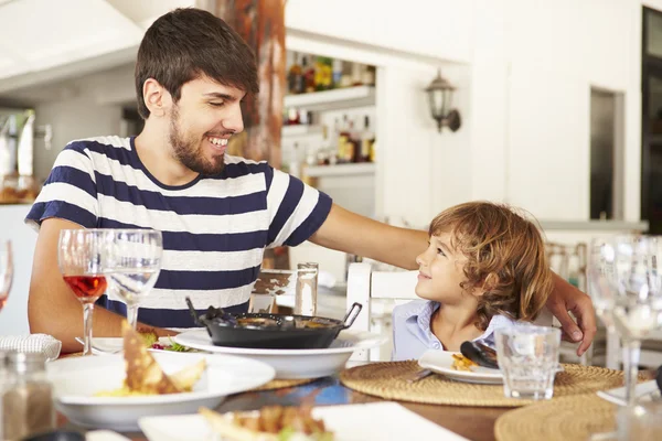 Vader en zoon genietend van maaltijd — Stockfoto